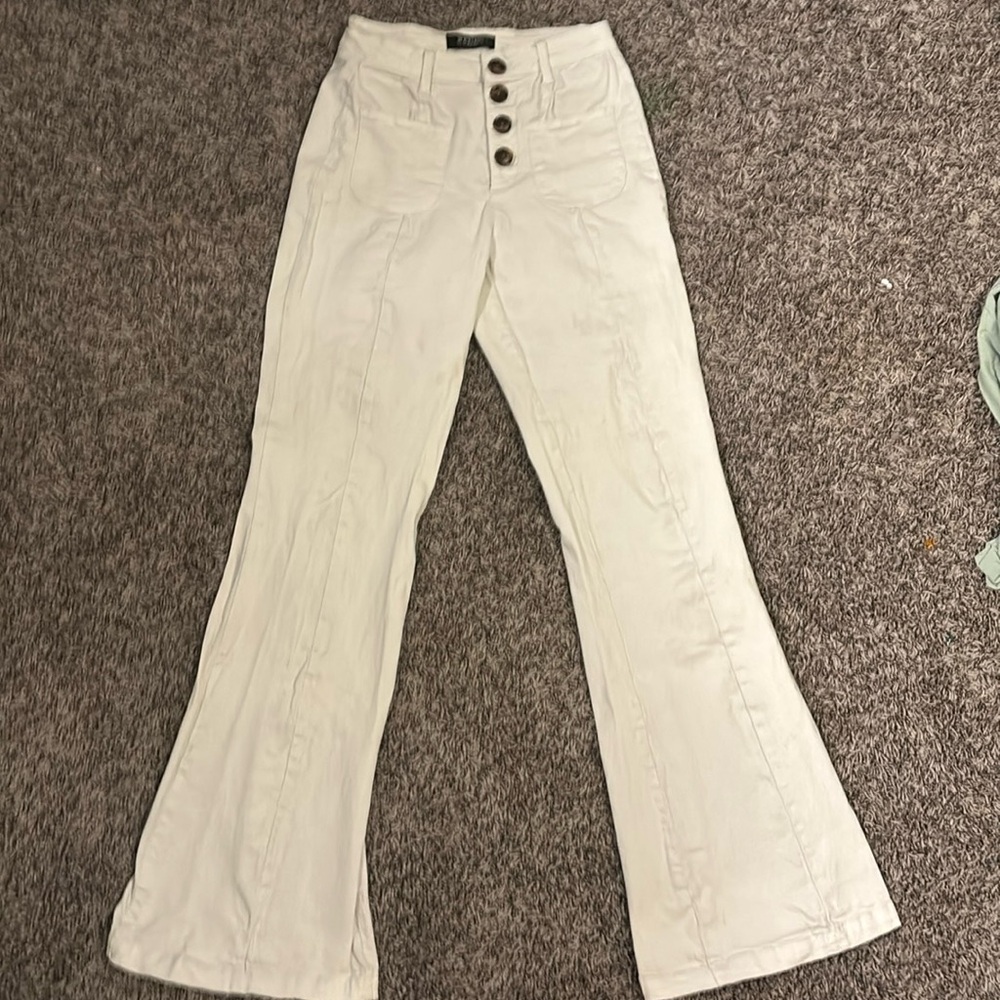 ADORABLE WHITE BUTTON UP JEANS🤍